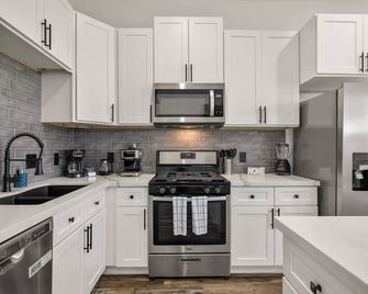 Modern and Serene Oasis-Mins from Downtown Houston - Houston - Kitchen