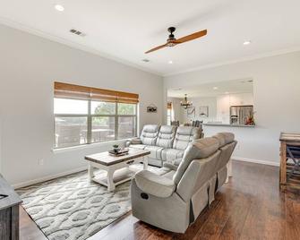 Inviting Granbury Home with Fire Pit 3 Mi to Lake! - Granbury - Living room