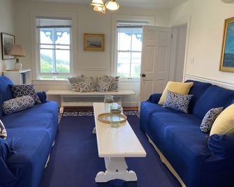 Walk From Ferry!!! Walk To Town !!! Bike Everywhere!!! - Block Island - Living room