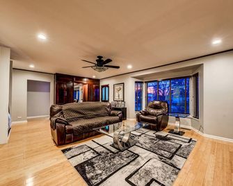 Luxury Home With Awesome Master Bathroom & Huge Back Yard - Niles - Living room