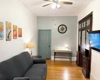 1157#2 / First floor, King bed, Free parking, - Dubuque - Living room