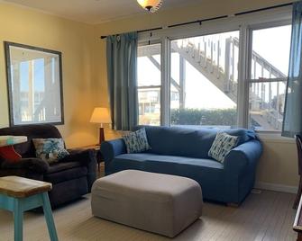 Pet friendly, fenced yard & sound views! - Topsail Beach - Sala de estar