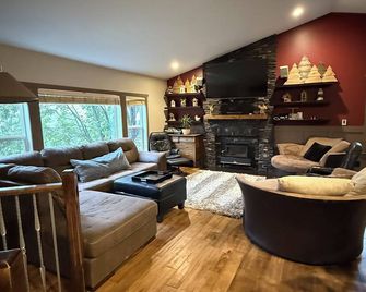 Quiet relaxing home on acreage just minutes from Sylvan Lake - Sylvan Lake - Huiskamer