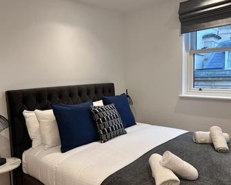 Chapel - Central Studio Apartment - Bath - Habitación
