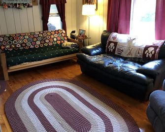 Eustis Village Camp - Snowmobiling, Fishing, Hunting, Hiking, Atving, Sugarloaf - Eustis - Living room