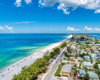 Ami Lighthouse Cottage-One Minute Walk To The Beach-Keyless Locks - Bradenton Beach - Strand