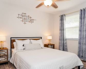 2201 - Suite A · New Modern Chic Suite Walkable Steps to Beach - Indian Rocks Beach - Bedroom