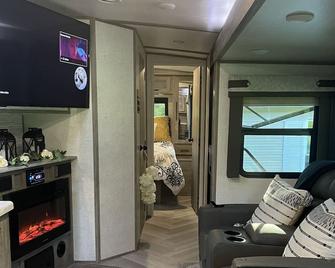 Delightful 2 Bedroom Camper perched on +4 acres w/ lots of privacy and amenities - Lambertville - Living room