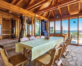 Awesome Apartment In Supetarska Draga - Supetarska Draga - Comedor