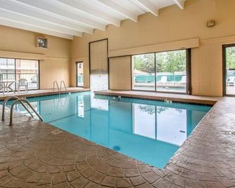 Capital O Travelers Inn Lawton Fort Sill - Lawton - Piscina