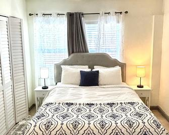 (B) Casa Azul. Minutes from the Beach & Mall - North Palm Beach - Bedroom