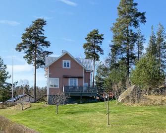 Gorgeous Home In Motala With Lake View - Motala - Building