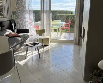 LE PAMELA facing the sea, exceptional view, private garden, private parking - Menton - Living room
