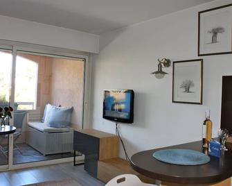 Studio cabine overlooking Port Vauban, min walk to old Antibes - Antibes - Living room