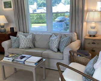 Waterfront Beach Home with Dock in the Hamptons - East Quogue - Sala de estar