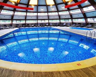 Hotel Perla - Slanic Moldova - Zwembad