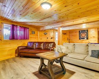Hot Tub and Fire Pit Lakefront Cabin in White Haven - White Haven - Obývací pokoj