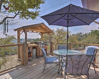 Kerrville Converted Barn Tiny Home with Kayaks! - Kerrville - Balcony