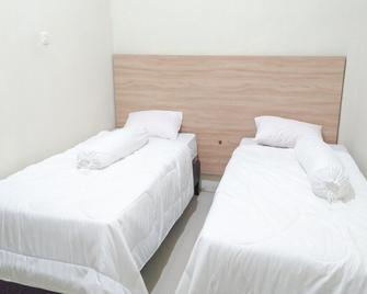 RedDoorz Syariah at Karema Area Mamuju - Mamuju - Bedroom