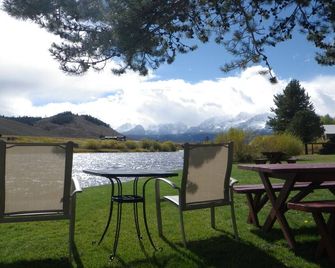 Redwood Cabins - Stanley - Patio