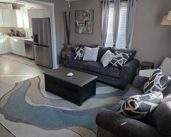 Beautiful and cozy 2 bedroom cottage in quite area of Eden. Fully fenced. - Eden - Sala de estar