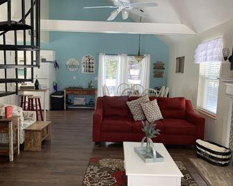 3 bedroom, 2 bath four season vacation home ideal for family/friend getaways. - Casco - Sala de estar