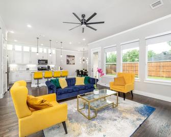 Spectacular 4BRs Home in Downtown Dallas - Dallas - Living room