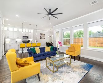 Spectacular 4BRs Home in Downtown Dallas - دالاس - غرفة معيشة