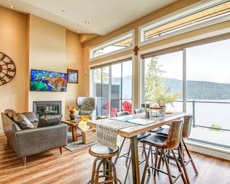 Cedar Peaks (Oceanfront, Amazing Views) H250273641 - Port Renfrew - Eetruimte