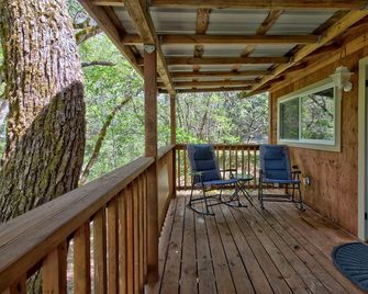 Creekside Hideaway Minutes From Gp - Traveling Nurses Welcome - Grants Pass - Μπαλκόνι