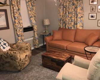 Cozy beach cottage, approximately 3 blocks from the beach. Pet friendly! - Port Lavaca - Вітальня