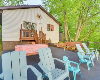 Lakefront Family Retreat w/ Private Dock! - Rice Lake - Патіо