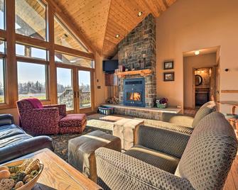 North Shore Cabin with Fire Pit By Gooseberry Falls! - Two Harbors - Pokój dzienny