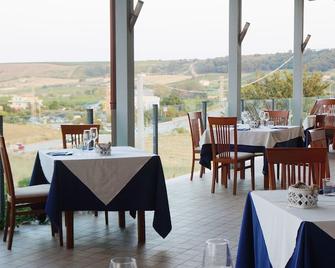 هوتل لا سيستا - تورينو دي سانجرو - مطعم