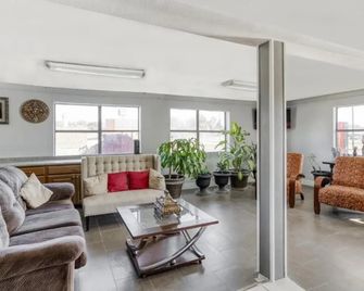 OYO Hotel Pineville La Hwy 165 - Pineville - Front desk