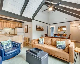 Cozy Estes Park Condo with Balcony and Fireplace! - Estes Park - Living room