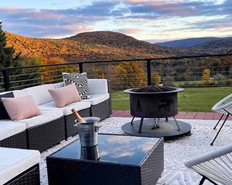 Catskills Arthouse - 15 mins to Skiing - Margaretville - Balcón