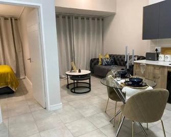 1 bedroom Luxurious Apartment in Sandton - Sandton - Living room