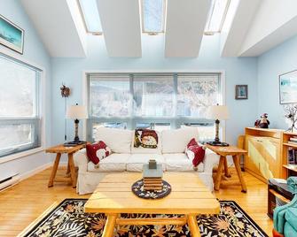 Enchanting mountainside home with fireplace, skiing, fast WiFi, & washer/dryer - Plymouth - Living room