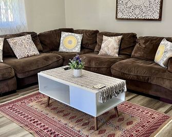 High point home 5 mins away from HPU & downtown - High Point - Living room