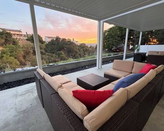 Golden Glow Hillside Retreat near Disneyland - Walnut - Balcony