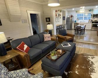 Bourbon Trail & Relaxing rural spot. Restored Farmhouse on 22 acres, all yours! - Lawrenceburg - Sala de estar