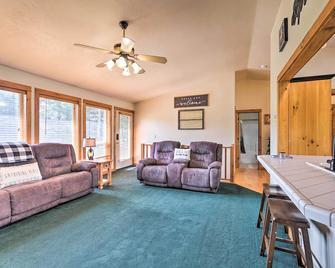 Experience nature at your doorstep! Island Park cabin near Yellowstone 27 min - Big Springs - Wohnzimmer