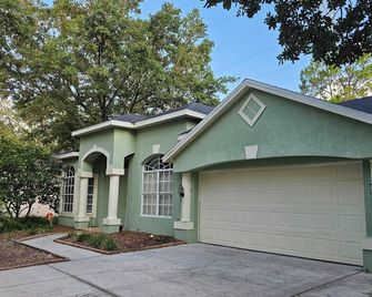 Safe, quiet, spacious, clean, 15 min from parks eating entertainment hospitals. - Tampa - Edificio