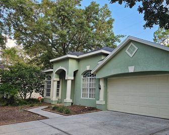 Safe, quiet, spacious, clean, 15 min from parks eating entertainment hospitals. - Tampa - Edificio