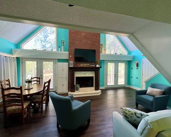 Creek House Hideaway W/ New Hot Tub - Middleburg - Living room