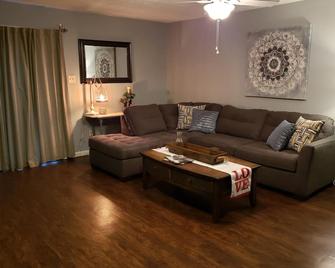 Cute house on a quiet street w/ Air UV Filter - Bloomingdale - Wohnzimmer