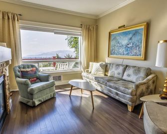 Gala House with views overlooking lakes and Vernon in North Okanagan - Vernon - Soggiorno