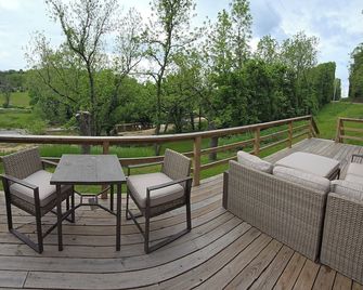 Waterfront cabin w/creek waterfall, pond & 2 decks. Secluded in the Ozark hills. - Galena - Balcony
