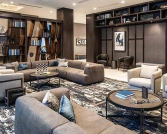 7 Miles from Downtown | 24H Business Center - Quincy - Lounge